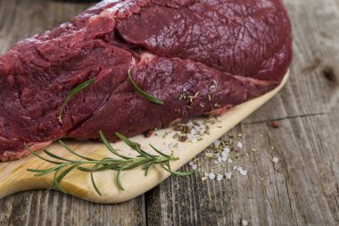 dana biftek ahşap tahta üzerinde.