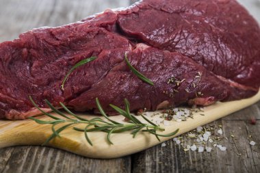 dana biftek ahşap tahta üzerinde.