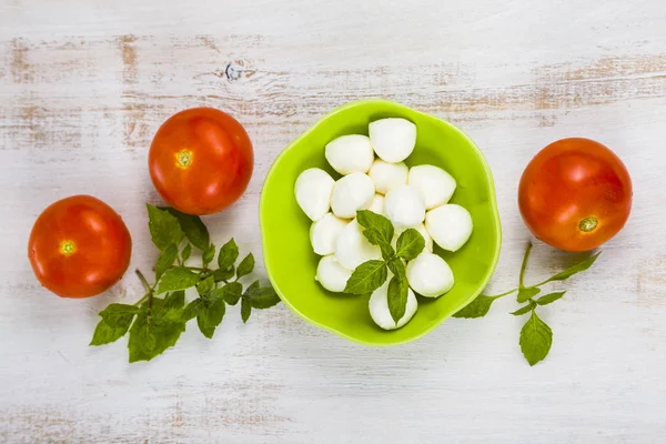 Mozzarella v zelené desky — Stock fotografie