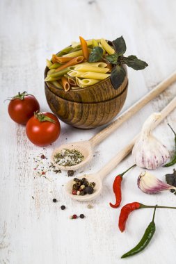 Makarna ve malzemeler: biber, domates, fesleğen, sarımsak ve parsle