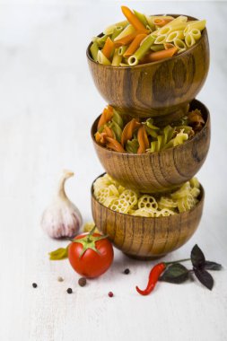 Makarna ve malzemeler: biber, domates, fesleğen, sarımsak ve parsle