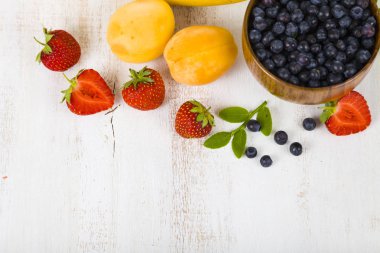 Olgun meyve ve çilek: muz, yaban mersini, kayısı, strawber