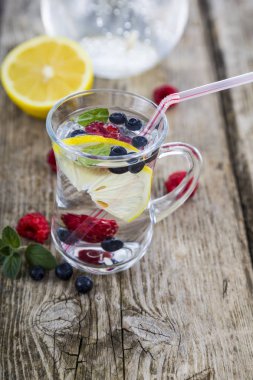 Ahşap bir masa üzerinde taze çilek ile ev yapımı limonata. Kokteyl 