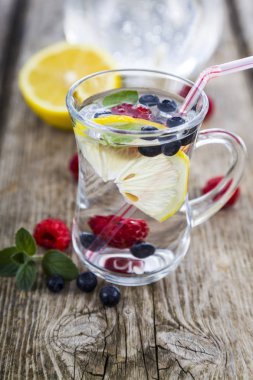 Ahşap bir masa üzerinde taze çilek ile ev yapımı limonata. Kokteyl 