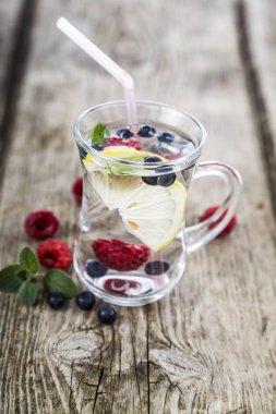 Ahşap bir masa üzerinde taze çilek ile ev yapımı limonata. Kokteyl 