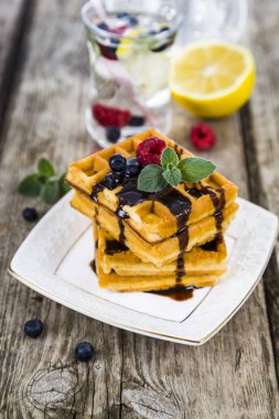Ahududu, yaban mersini ve nane, Belçika waffle kaplı 