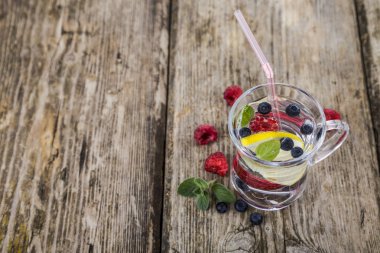 Ahşap bir masa üzerinde taze çilek ile ev yapımı limonata. Kokteyl 