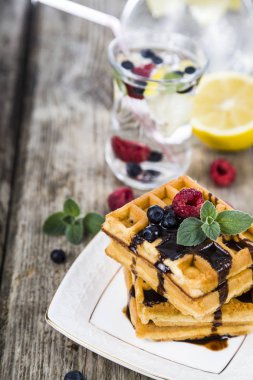 Ahududu, yaban mersini ve nane, Belçika waffle kaplı 