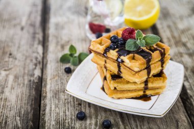 Ahududu, yaban mersini ve nane, Belçika waffle kaplı 