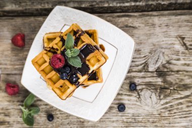 Ahududu, yaban mersini ve nane, Belçika waffle kaplı 