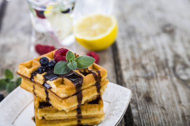 Ahududu, yaban mersini ve nane, Belçika waffle kaplı 