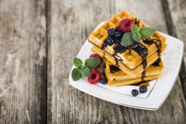 Ahududu, yaban mersini ve nane, Belçika waffle kaplı 