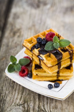 Ahududu, yaban mersini ve nane, Belçika waffle kaplı 