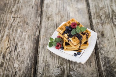 Ahududu, yaban mersini ve nane, Belçika waffle kaplı 