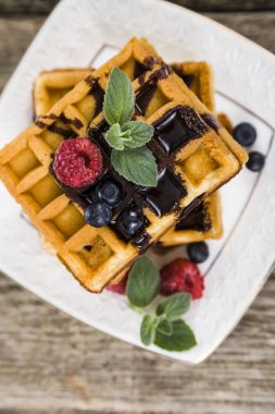Ahududu, yaban mersini ve nane, Belçika waffle kaplı 
