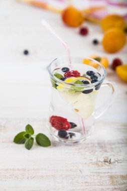 Ahşap bir masa üzerinde taze çilek ile ev yapımı limonata. Kokteyl 