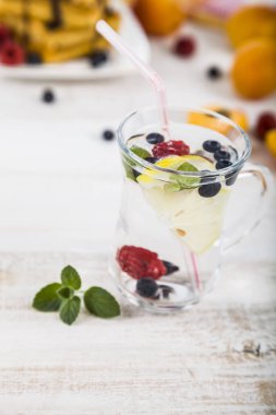 Ahşap bir masa üzerinde taze çilek ile ev yapımı limonata. Kokteyl 