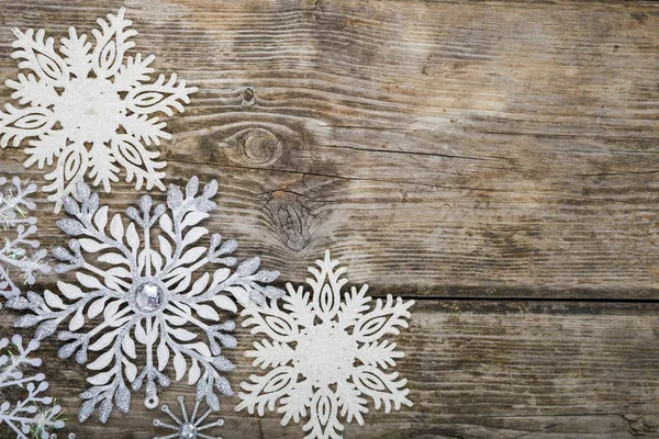 Adornos navideños sobre fondo de madera . — Foto de Stock