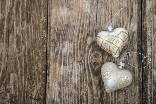 Weihnachtsschmuck auf dem hölzernen Hintergrund. — Stockfoto