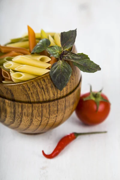 Makarna ve malzemeler: biber, domates, fesleğen, sarımsak ve parsle — Stok fotoğraf