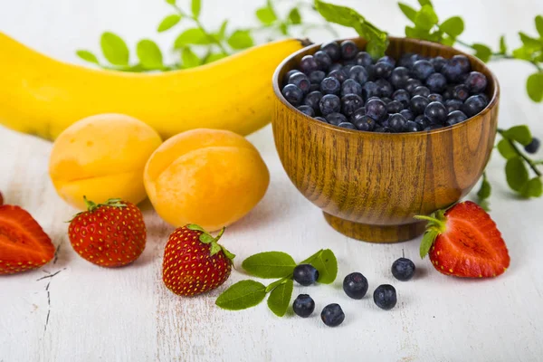 Buah matang dan buah beri: pisang, blueberry, aprikot, strawber — Stok Foto