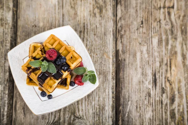 Ahududu, yaban mersini ve nane, Belçika waffle kaplı — Stok fotoğraf