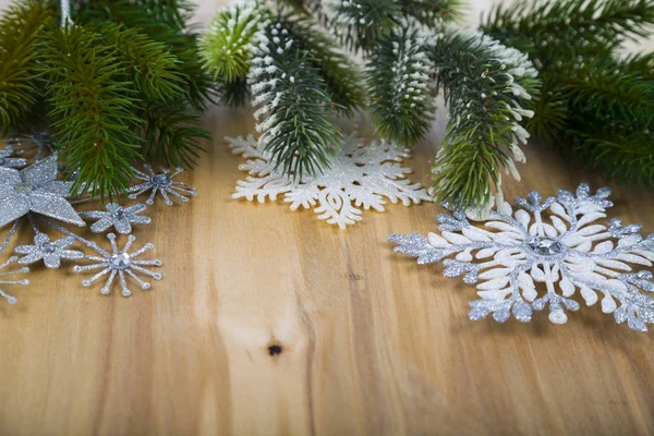 Weihnachtsschmuck und Tannenzweige — Stockfoto