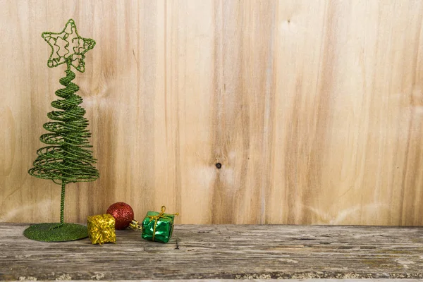 Decoraciones de Navidad sobre un fondo de madera —  Fotos de Stock