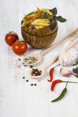 Makarna ve malzemeler: biber, domates, fesleğen, sarımsak ve parsle