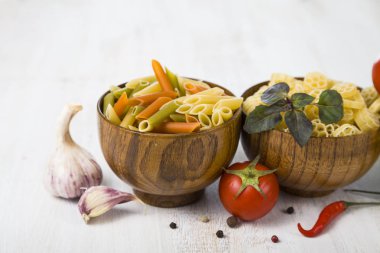 Makarna ve malzemeler: biber, domates, fesleğen, sarımsak ve parsle