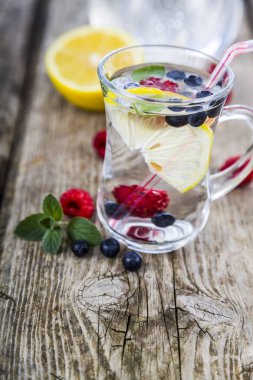 Ahşap bir masa üzerinde taze çilek ile ev yapımı limonata. Kokteyl 