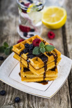 Ahududu, yaban mersini ve nane, Belçika waffle kaplı 