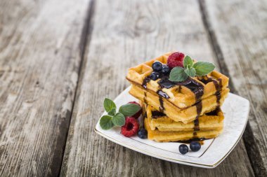 Ahududu, yaban mersini ve nane, Belçika waffle kaplı 