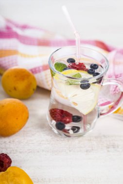 Ahşap bir masa üzerinde taze çilek ile ev yapımı limonata. Kokteyl 