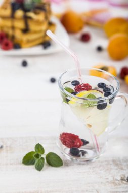 Ahşap bir masa üzerinde taze çilek ile ev yapımı limonata. Kokteyl 