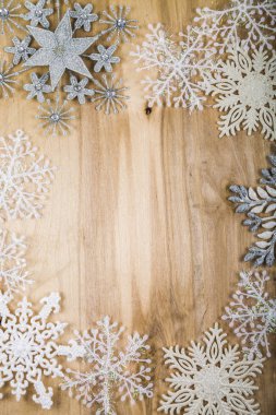 Gümüş kar tanesi üzerinde ahşap bir masa. Noel süslemeleri kapatın