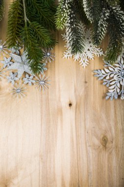 Gümüş kar tanesi ve köknar ahşap bir masa dallarda. Noel 