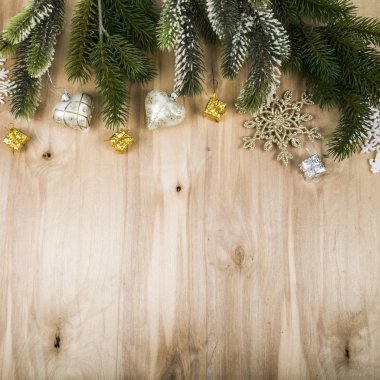 Gümüş kar tanesi ve köknar ahşap bir masa dallarda. Noel 