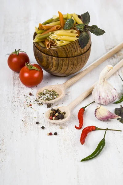 Makarna ve malzemeler: biber, domates, fesleğen, sarımsak ve parsle