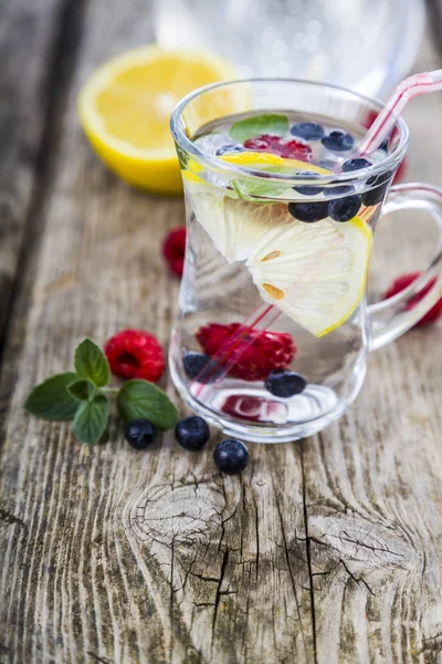 Ahşap bir masa üzerinde taze çilek ile ev yapımı limonata. Kokteyl 