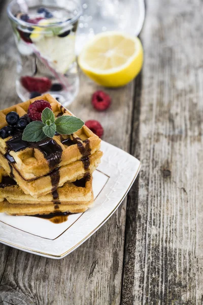 Ahududu, yaban mersini ve nane, Belçika waffle kaplı 