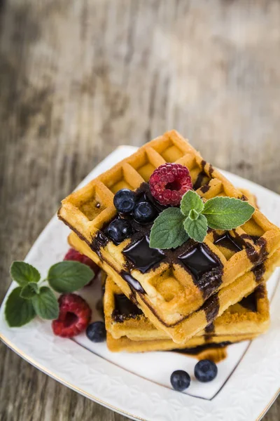 Ahududu, yaban mersini ve nane, Belçika waffle kaplı 