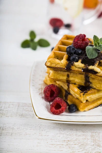 Ahududu, yaban mersini ve nane, Belçika waffle kaplı 