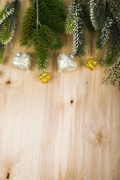 Copos de nieve de plata y ramas de abeto en una mesa de madera. Navidad —  Fotos de Stock