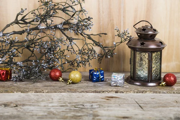 Decorações de Natal no fundo de madeira. Floco de neve prateado — Fotografia de Stock