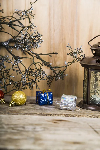 Decorações de Natal no fundo de madeira. Floco de neve prateado — Fotografia de Stock