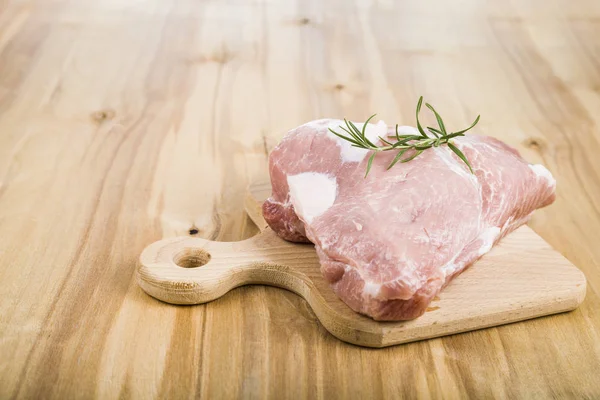 迷迭香在桌子上木板上的生猪肉。烹饪的 f — 图库照片