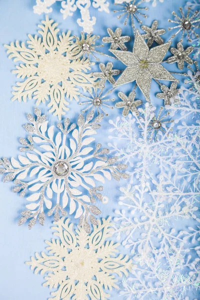 Flocons de neige décoratifs en argent sur un fond en bois bleu. Jésus Christ — Photo