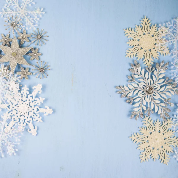 Silberne dekorative Schneeflocken auf blauem Holzgrund. Christi Geburt — Stockfoto