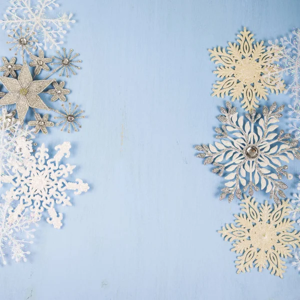 Flocos de neve decorativos prateados em um fundo de madeira azul. Cristo. — Fotografia de Stock